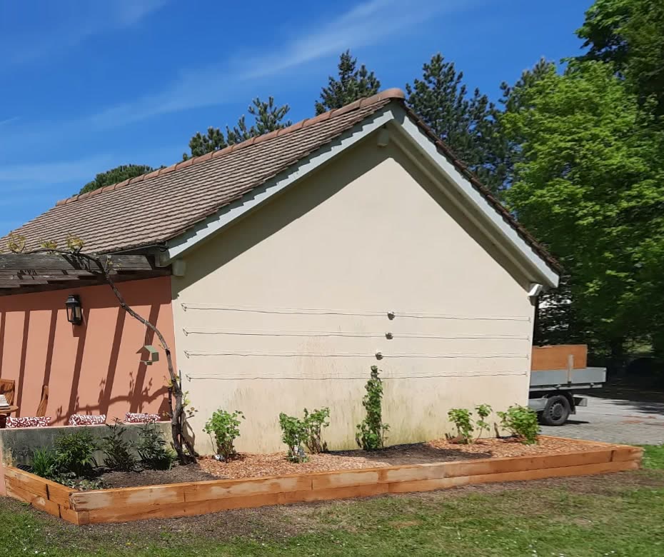 Après : bacs de plantation en bois le long de la façade