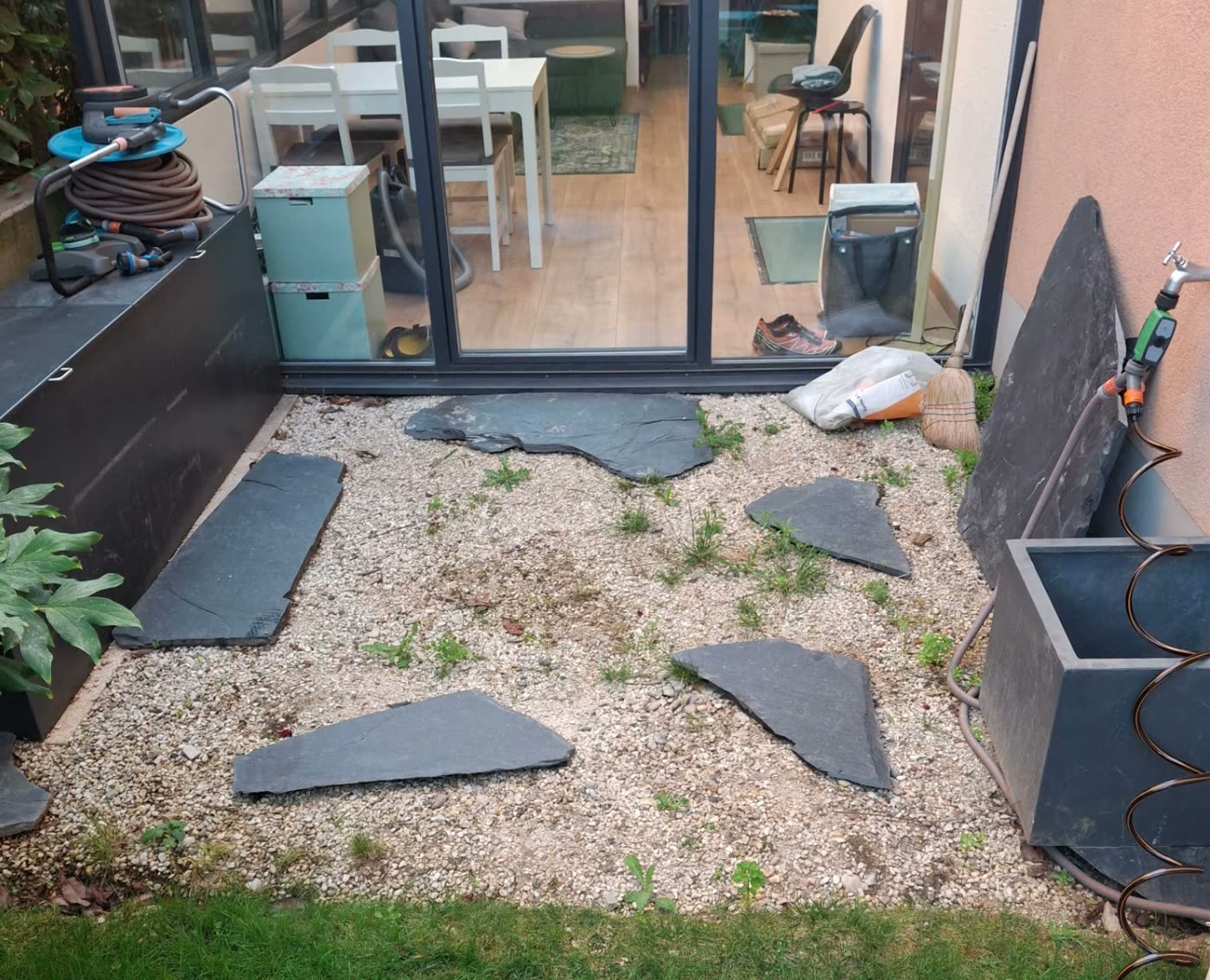 Coin de terrasse avant : gravier et dalles posées en désordre