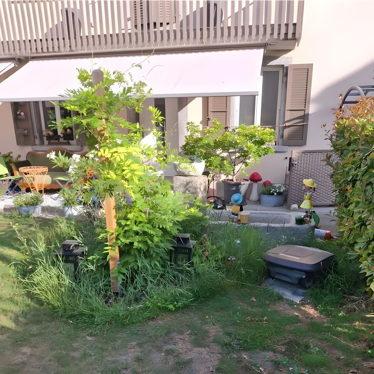 Jardin fleuri devant une terrasse